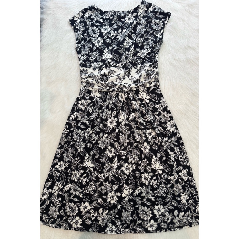 Lands’ End Floral Fit and Flare Dress 🤍🖤 - Picture 4 of 4